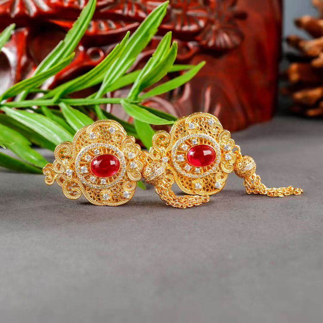 ruyi knot fortune pendant close up