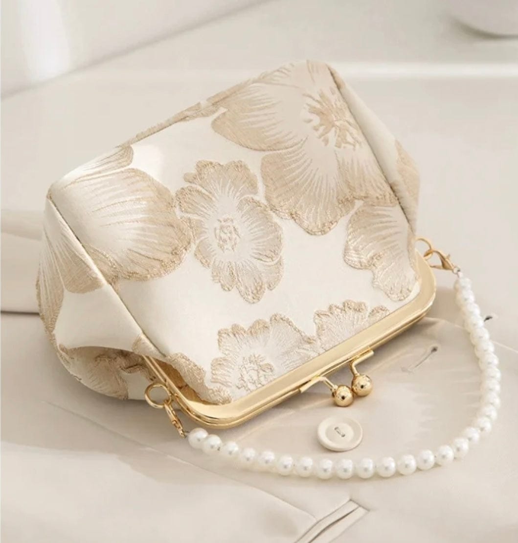 Pearl clutch bag - A nacreous treasure