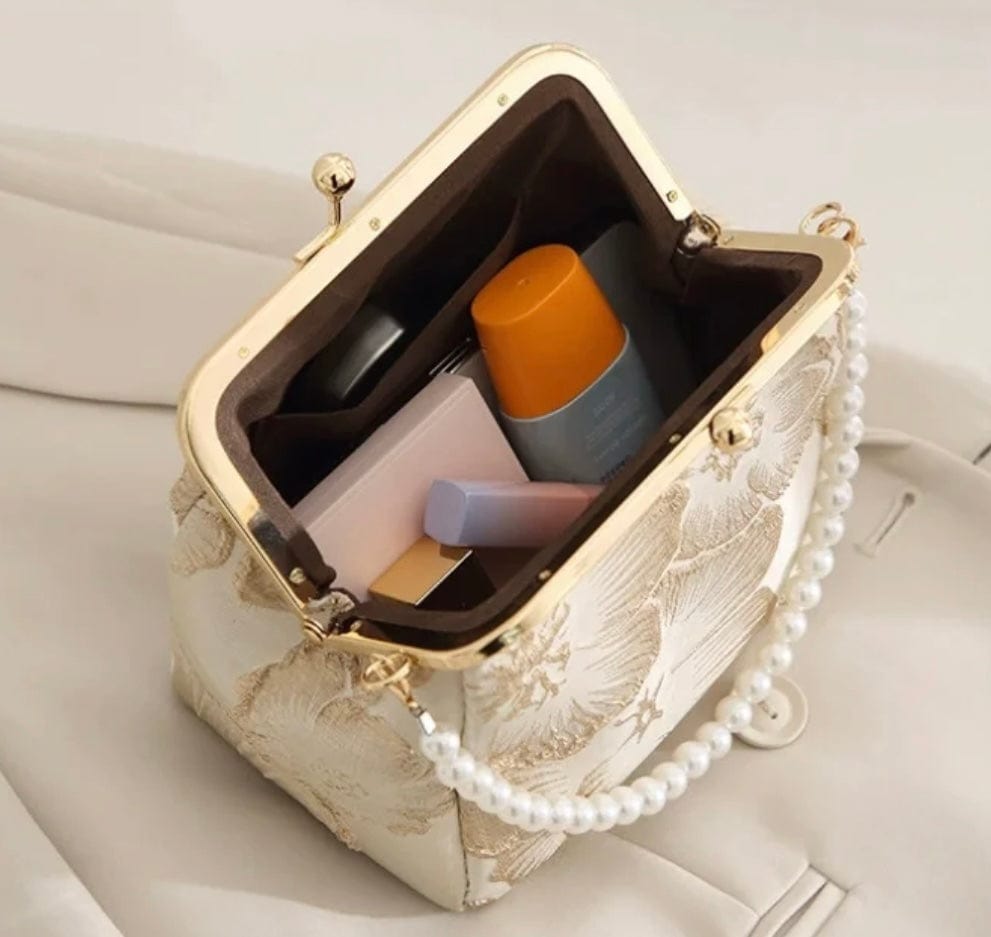 Pearl clutch bag - A nacreous treasure