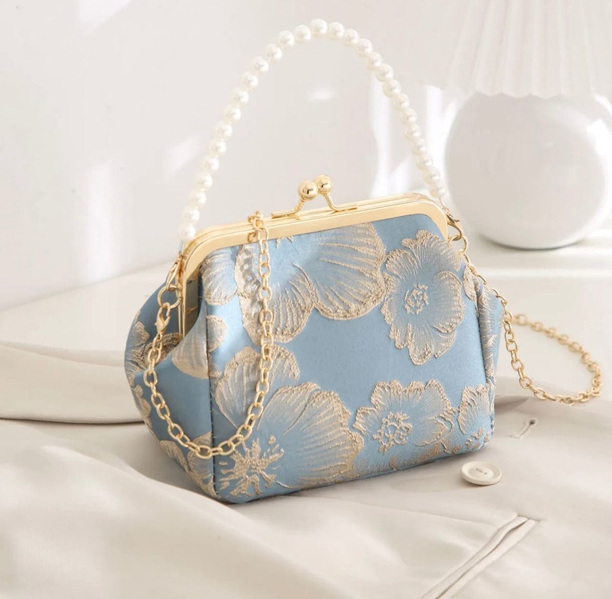 Pearl clutch bag - A nacreous treasure