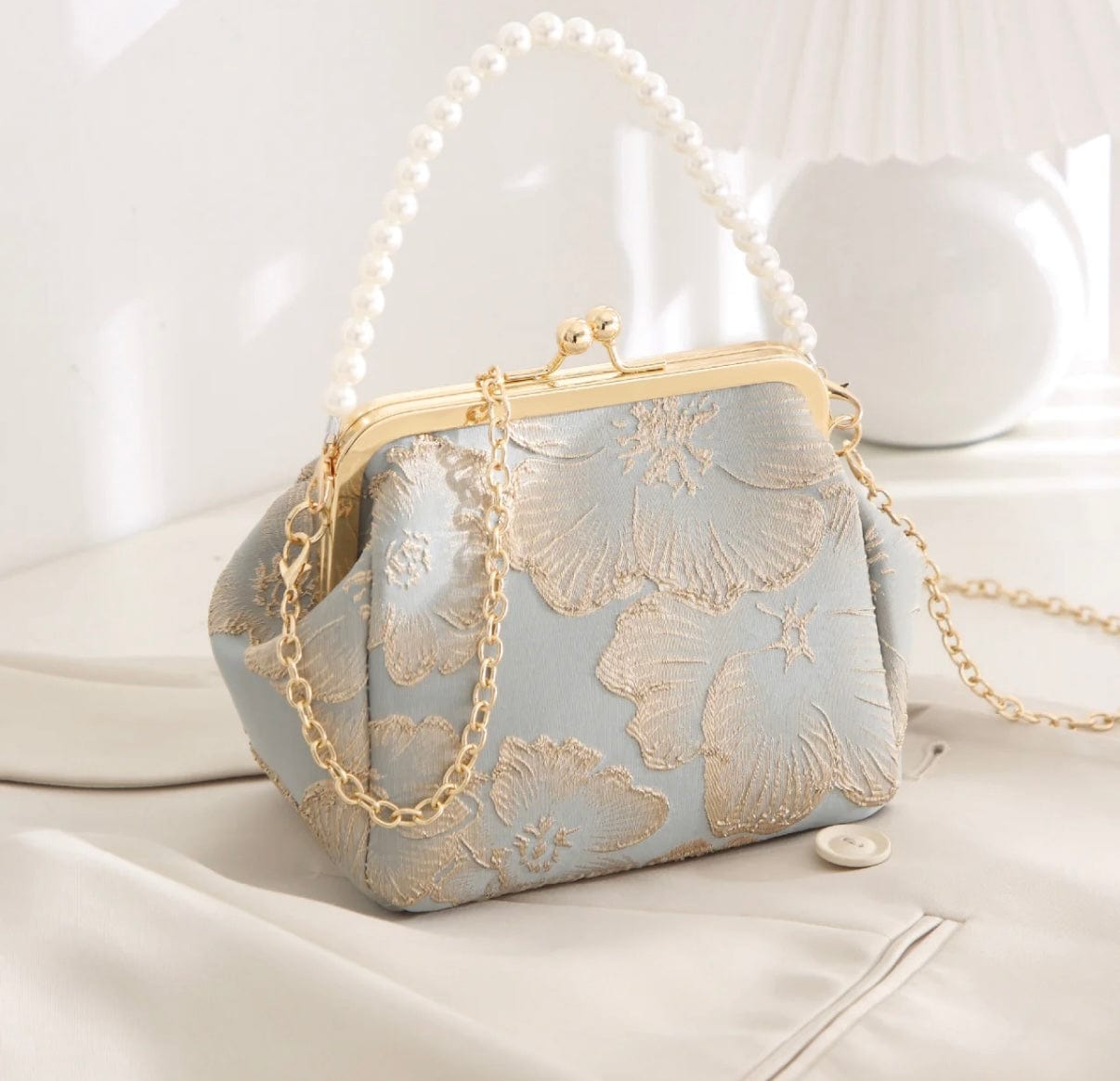 Pearl clutch bag - A nacreous treasure
